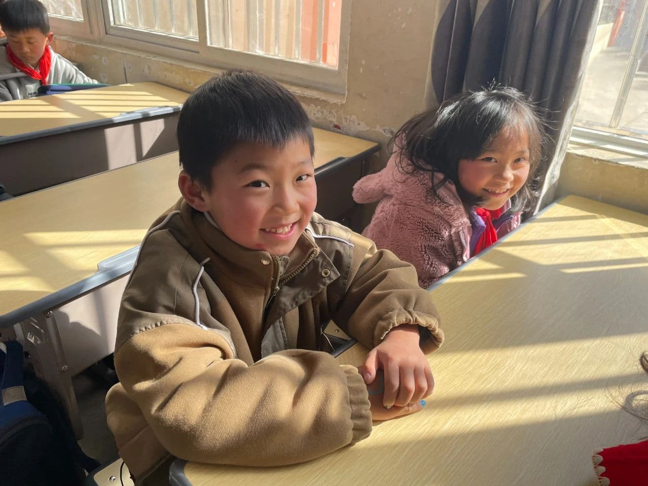 150套爱心桌椅送达会泽县和平小学